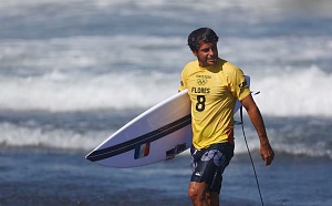 El surfista Jeremy Flores durante los Juegos Olímpicos de Tokio celebrados en 2021. (EUTERS/Lisi Niesner)